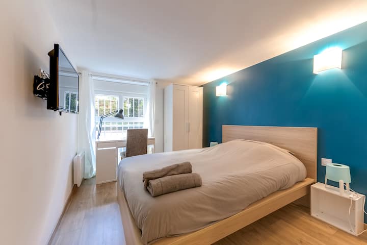 ห้องนอนท่าเรือที่สาม - พร้อมโต๊ะทำงานทีวีและที่เก็บของ

ห้องนอนซีพอร์ทที่สาม - พร้อมโต๊ะทำงานและทีวีที่เก็บของ