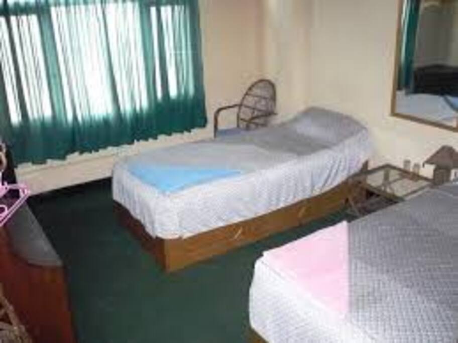 2 single beds in rm
private bath room