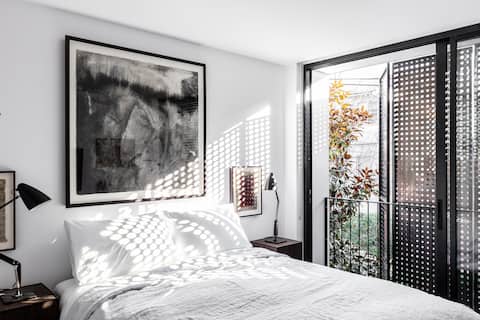 Top Airbnb: Chimneys - Luxury Redfern Apartment in Redfern