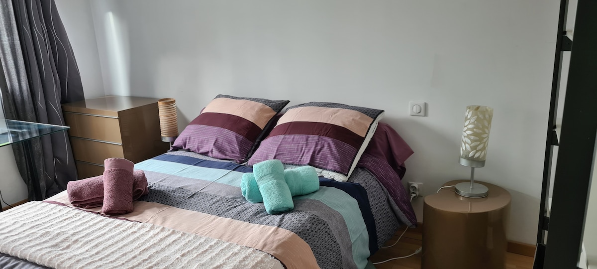 Seconde chambre au RDC avec un lit double