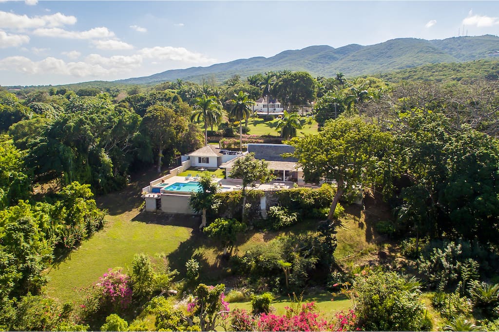 Skylark Villa nestled in the mountains by the sea