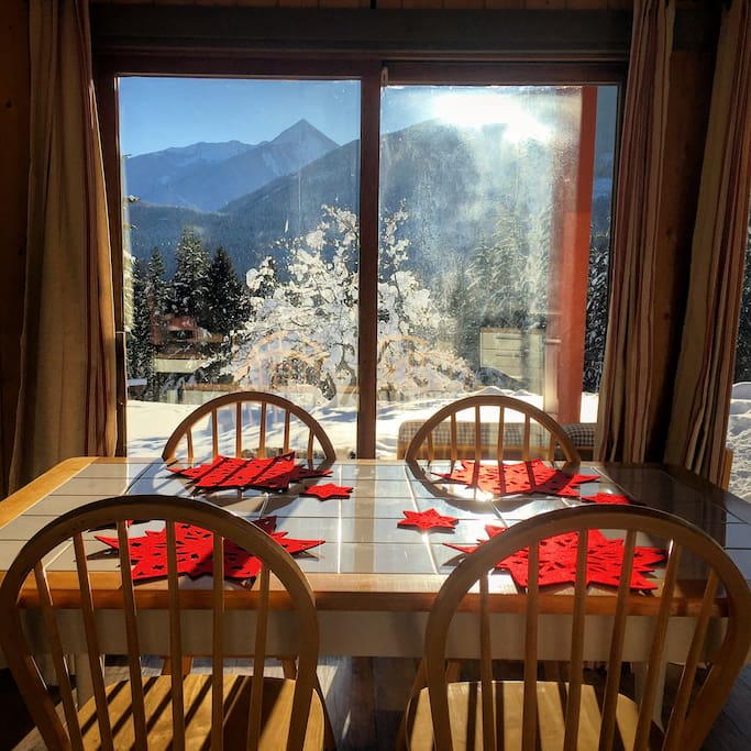 Breakfast in the cabin comes with a view!