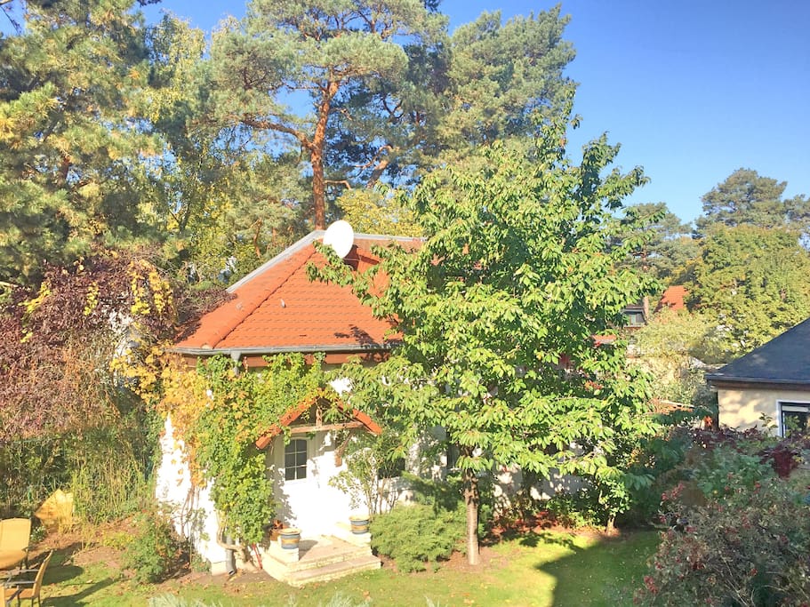 Außenansicht/
The house with the garden