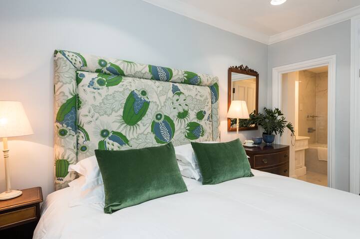 South Kensington, Fantastic 2 Bedroom Apartment gallery image 4