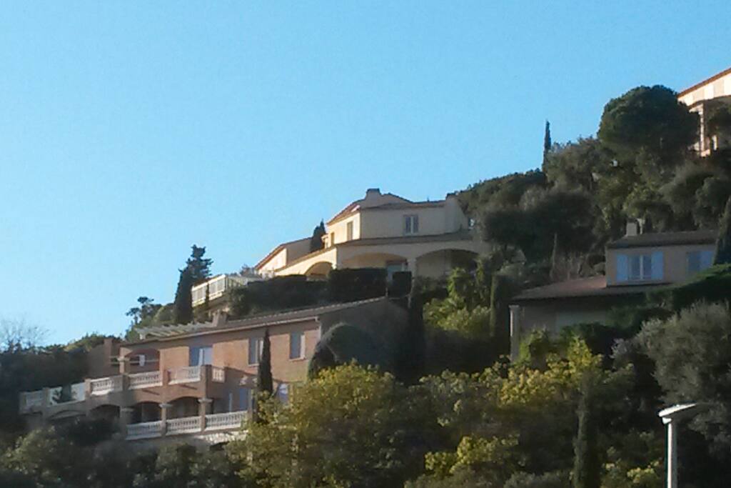 la villa vue du bas de la route