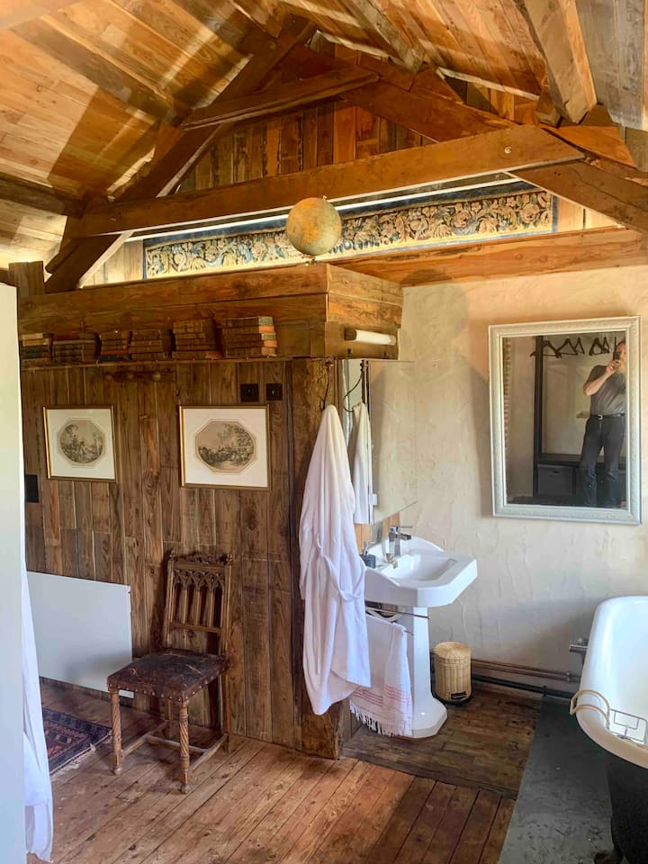 Kila moja ya Maisons du Bonheur & Balnéo ina chumba kikuu na bafu yake mwenyewe