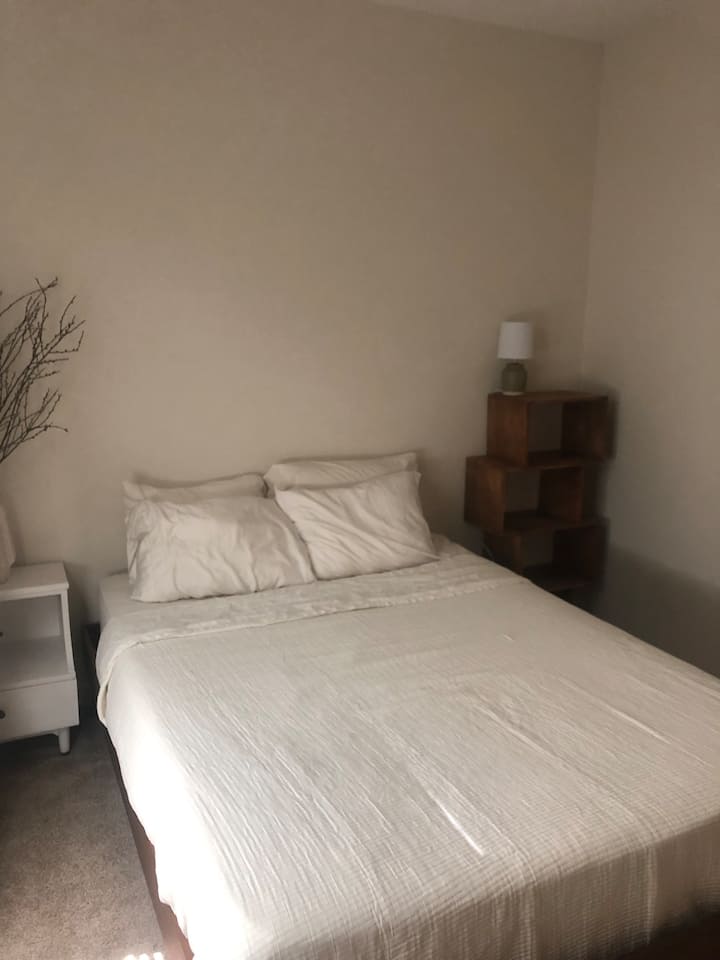 ห้องนอน #2 มีเตียงควีนไซส์ที่สะดวกสบาย 