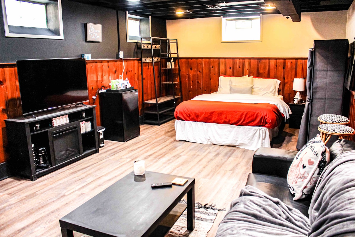 Подрумско студио за парови кои бараат поголема приватност 