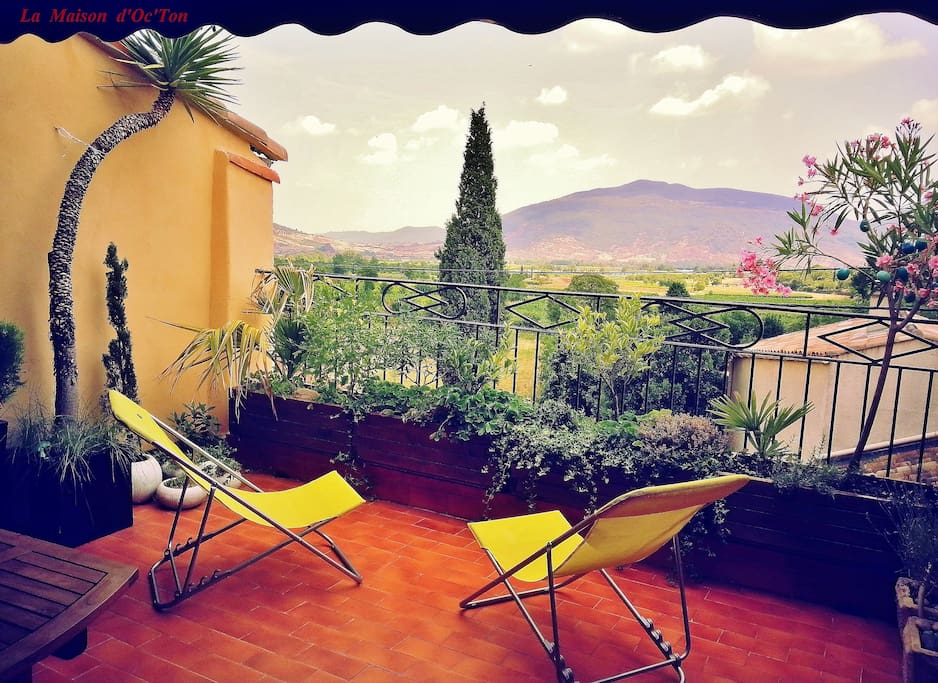 Terrasse ouvrant sur le paysage du Salagou. Sans vis à vis.