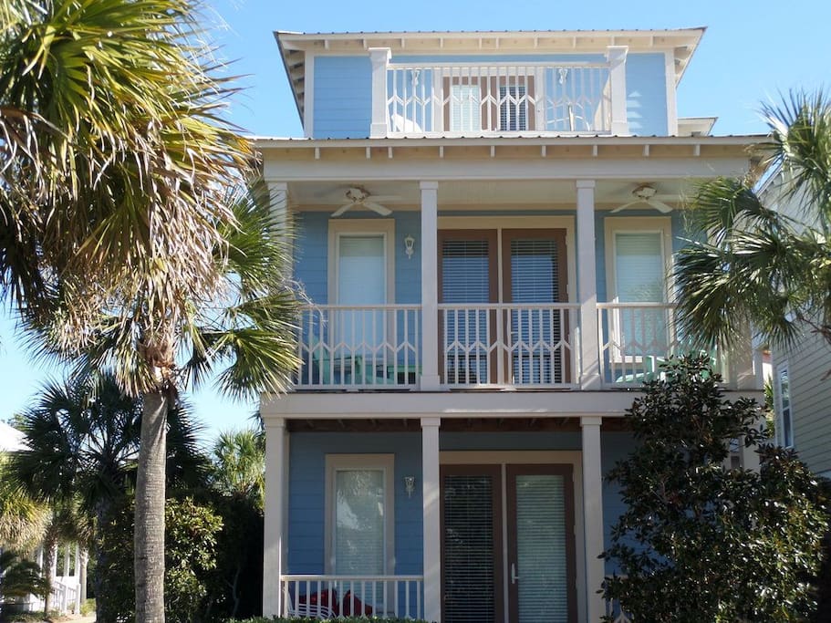 A Picture Perfect location. Corner house, bright and sunny facing the gulf