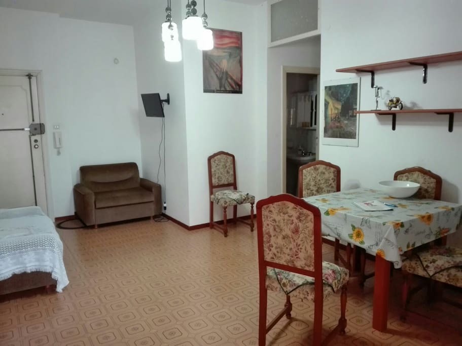 salone con i due divani letto e tavolo estendibile e la Tv