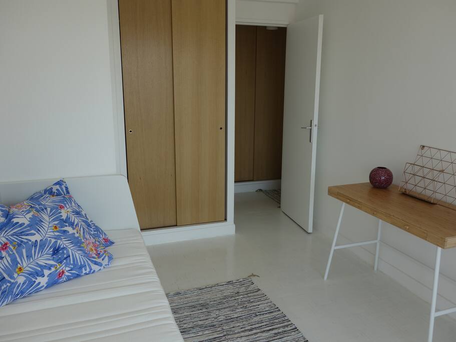 Bedroom 3 single bed, desk
