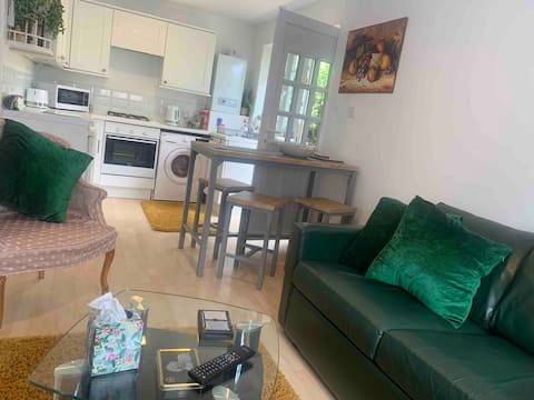 Popular Airbnb listing: Lovely 1 Bedroom Annex + Sofa Bed + Walking Shower in Christchurch