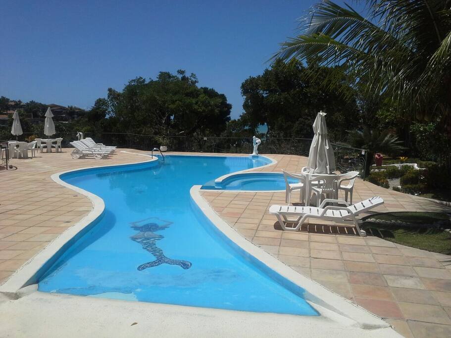 Ampla piscina , com piscina para crianças ao lado