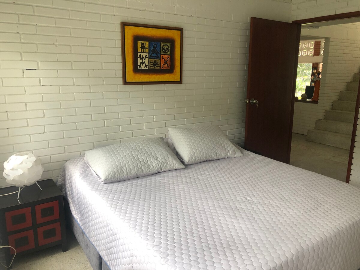 غرفة نوم بسرير بحجم كبير # 4