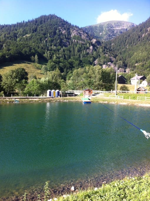 Lac pour la baignade et la pêche