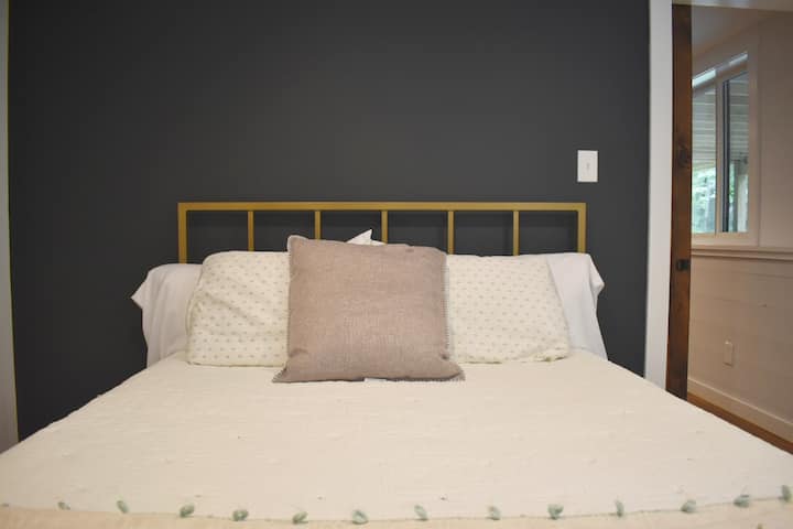 ห้องนอนชั้นล่างพร้อมเตียงขนาดควีนไซส์