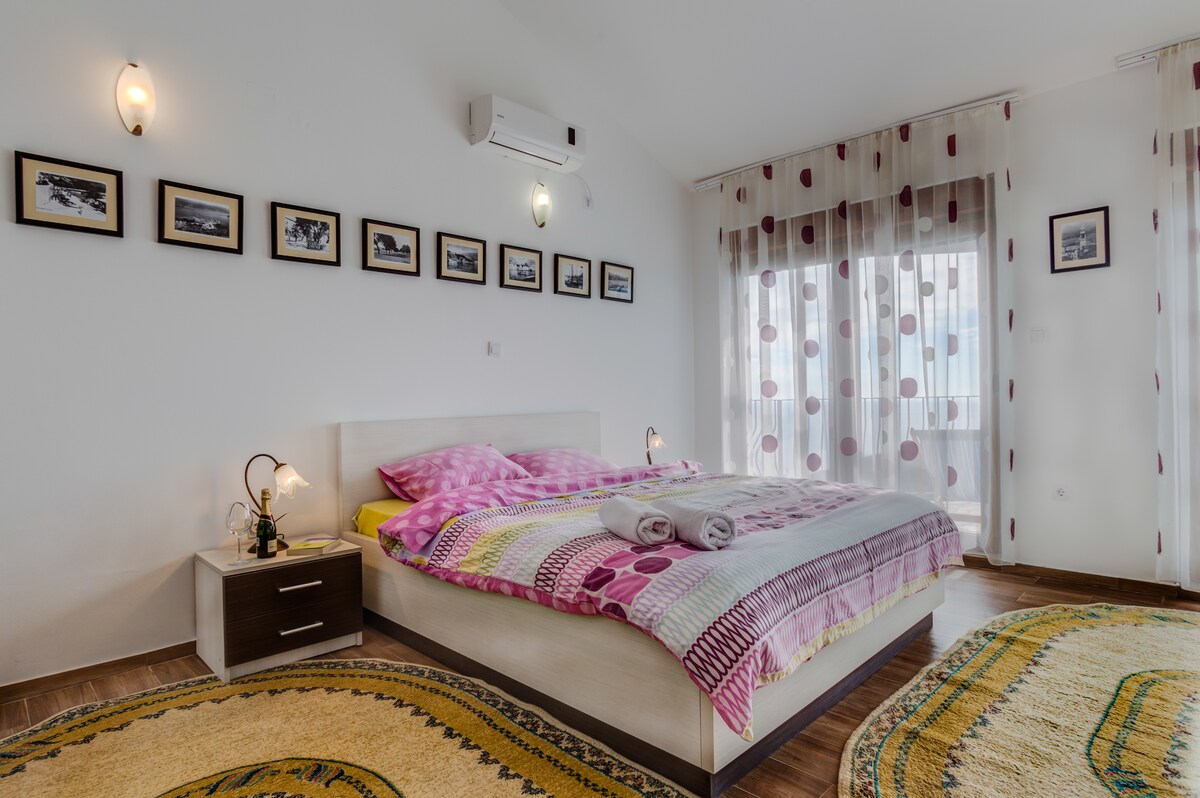 הווילה מתאימה ל -9 אורחים לכל היותר, ומספקת מרחב שינה ב -3 חדרי שינה ובספה בסלון. 