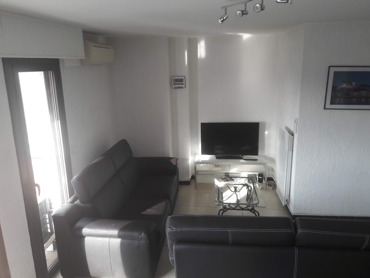 Popular Airbnb listing: Beautiful 3 rooms by the sea on the sea in Cavalaire Sur Mer