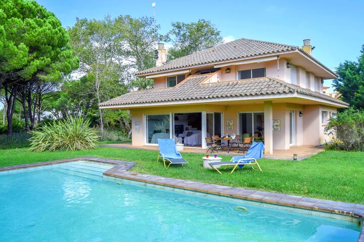 Villa in Golf Platja de Pals-100 mts from the sea.