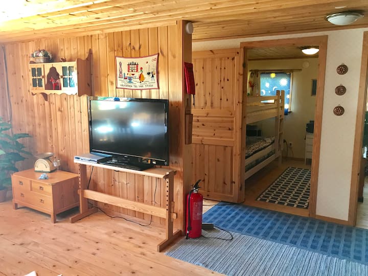 dhoma e ndenjjes dhe një nga dhomat e gjumit /allrummet med ett av sovrummen i bakgrunden