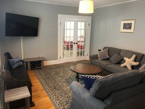 4 Bedrooms!  7 Beds! 2 Full Bath. Free parking