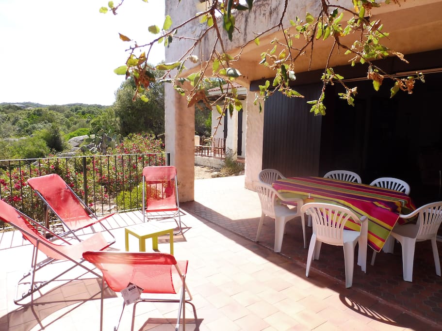 Mobilier de terrasse vue sur golfe et maquis