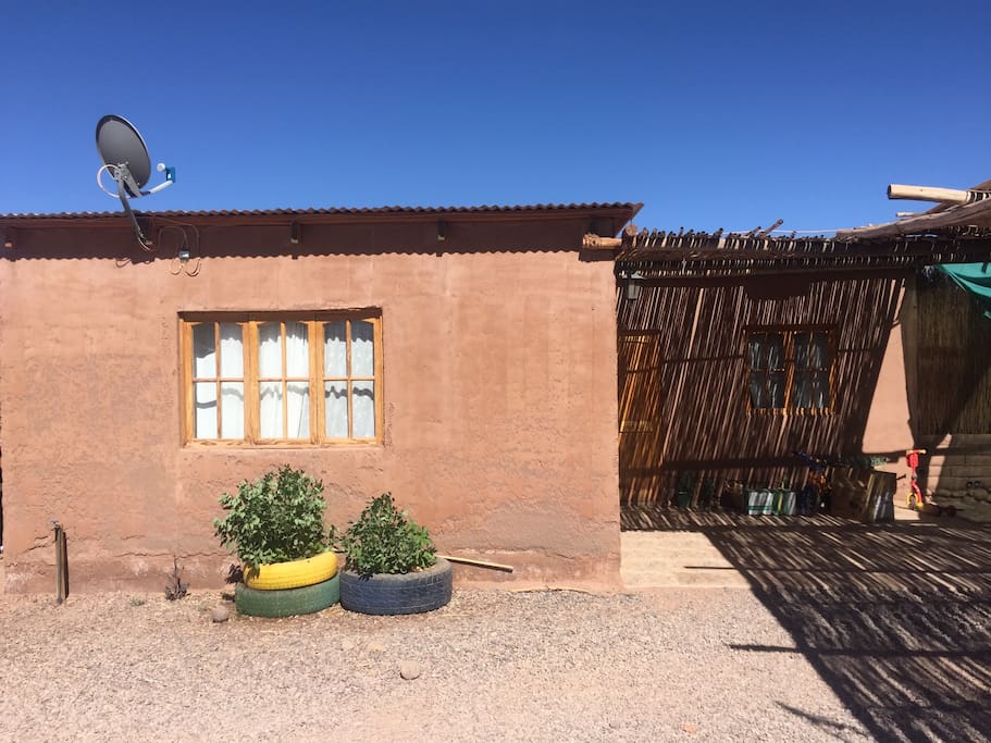 Vista exterior de la cabaña, construcción sólida. Lugar muy tranquilo para realmente disfrutar de la tranquilidad que San Pedro de Atacama ofrece.