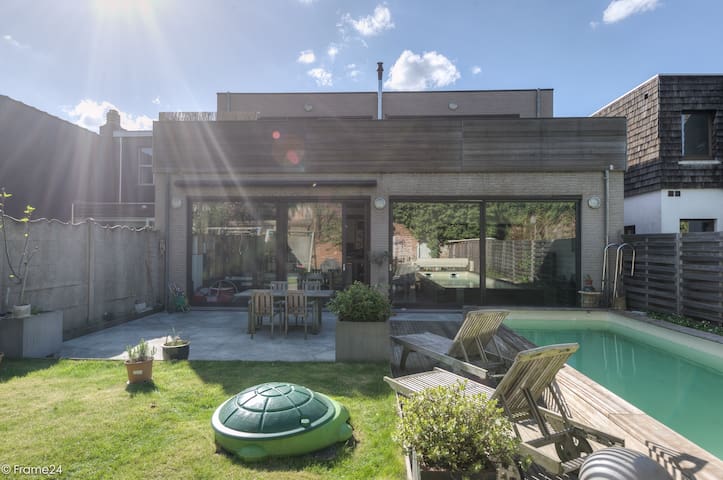 Groot app met verwarmd buitenzwembad