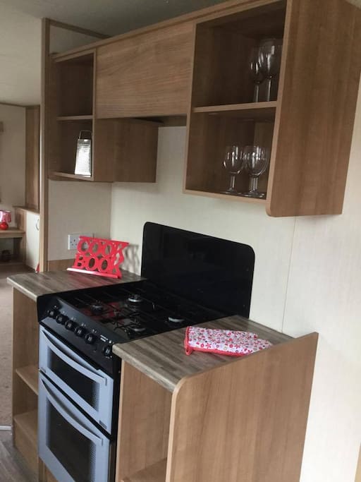 Fully fitted kitchen with gas oven, grill, hob and small appliances
