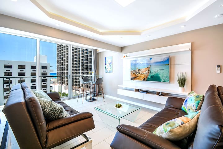 Ocean view across Waikiki beach/washer dryer/pkng