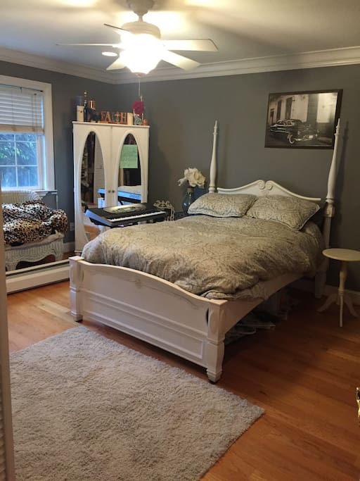 bedroom full size bed