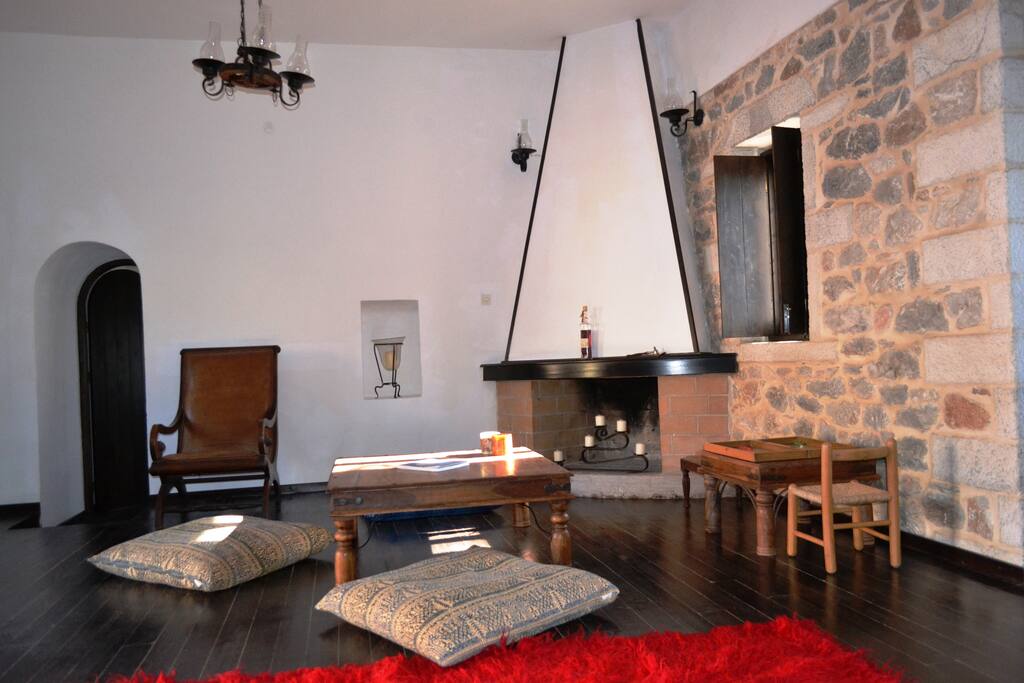 LARGE LIVING ROOM