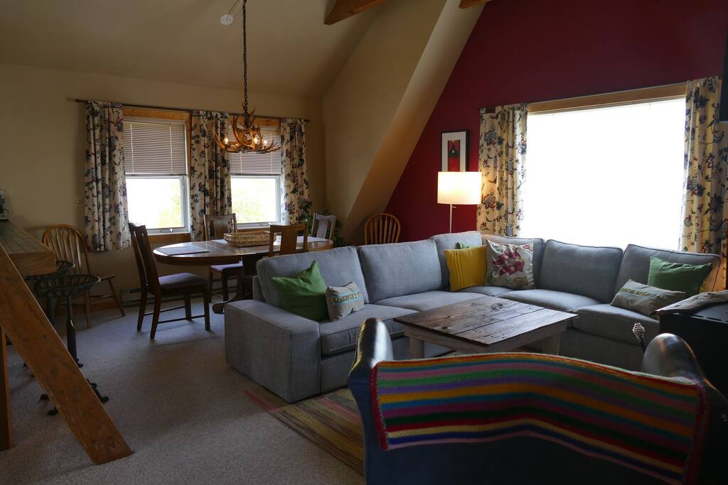 living area with vaulted ceilings