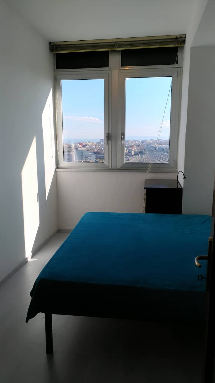 chambre, sur la photo il manque les volets et le rideau occultant, maintenant présents