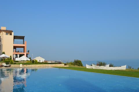 Sea view apartment with own garden and pool access
