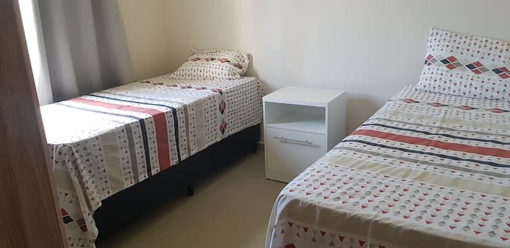 房间配有两张单人床和吊扇。