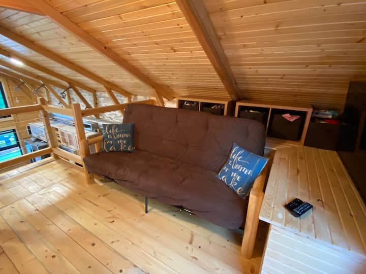 楼上阁楼区域包括55英寸三星智能电视家庭房和可转换标准双人日式床垫/床 