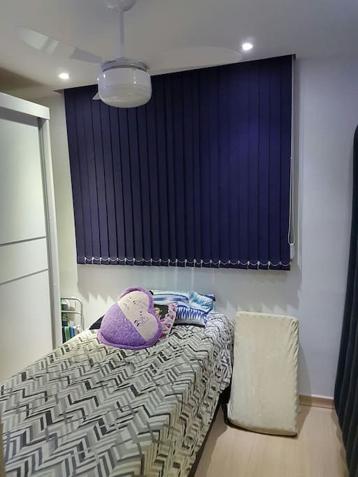 Quarto de solteiro com uma cama e um colchão de solteiro inflável e Confortável.