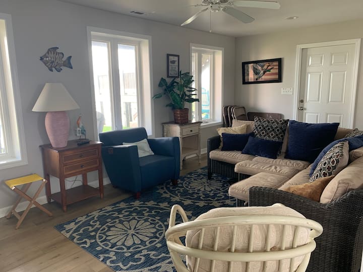 Bonusová izba na prvom poschodí s manželskou posteľou Queen Murphy a TV