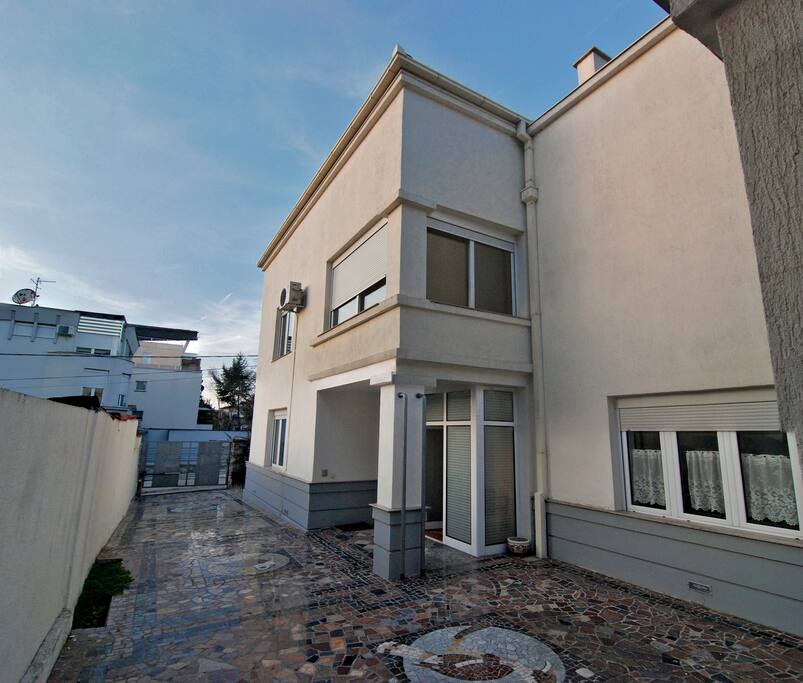 2nd entrance and courtyard