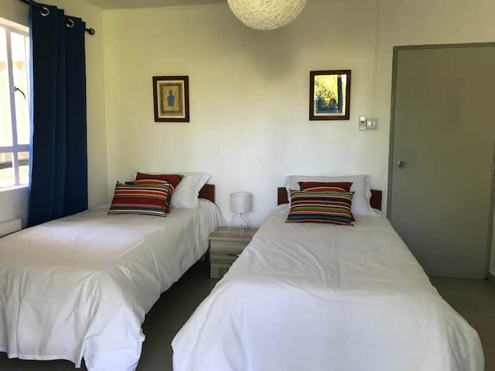 双床卧室
露台和泳池景观