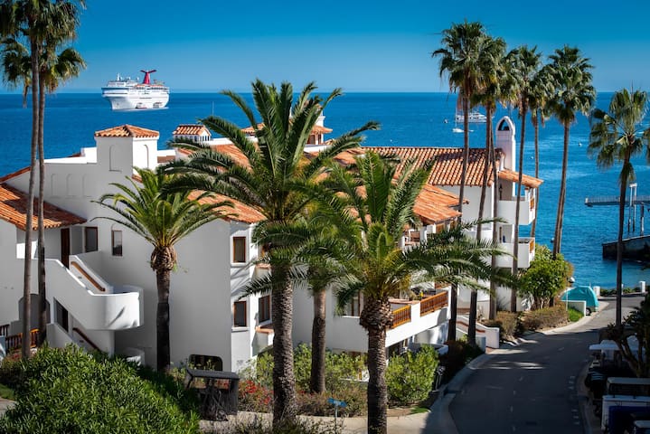 H1338: Spacious townhome villa with golf cart