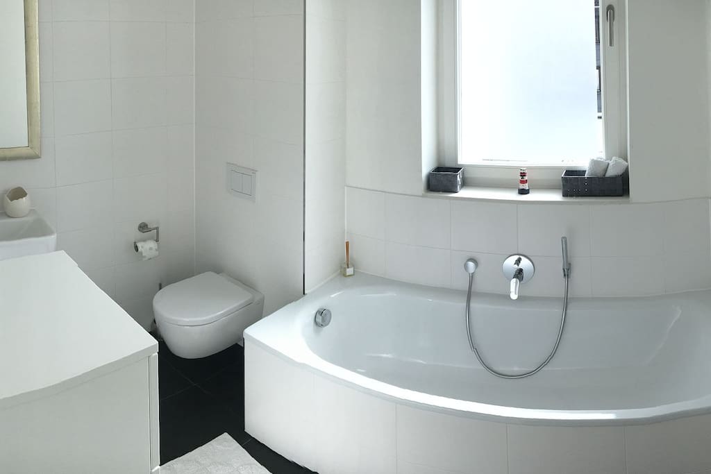 Badezimmer mit Wannenbad