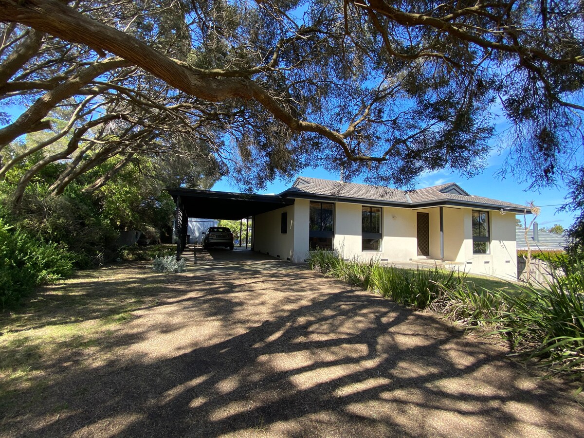 Sorrento Family Beach House walk to bay or back! Houses for Rent in