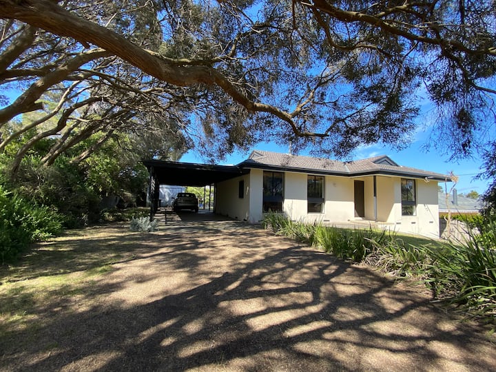 Sorrento Family Beach House walk to bay or back! Houses for Rent in