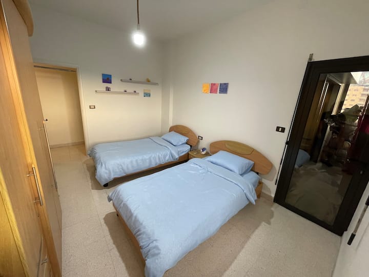 ค้นพบห้องที่ 2 ที่พักที่น่ารื่นรมย์นี้มีเตียงเดี่ยวสองเตียงและตู้เสื้อผ้าที่สะดวกมองเห็นวิวรีสอร์ทริมชายหาดสีทองและทะเลเมดิเตอร์เรเนียนที่ระยิบระยับเป็นฉากหลังที่สมบูรณ์แบบสำหรับพระอาทิตย์ตกดินที่น่าจดจำ