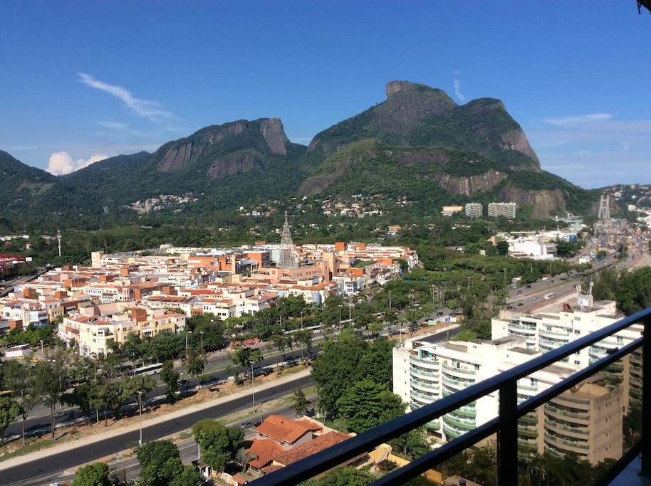 Vista da varanda para a Pedra da Gávea e Shopping DownTown