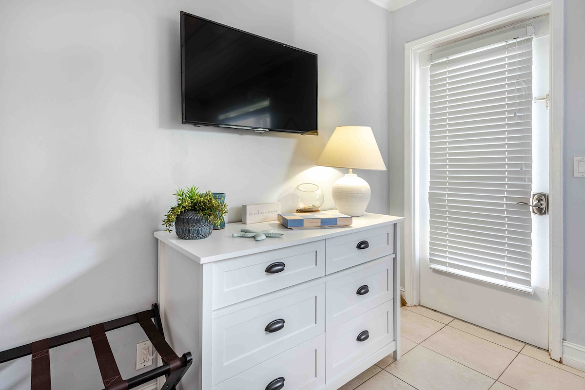 Cosy studio just by the beach in Delray Beach with own entrance.

There is now a hurricane door installed - was installed after picture was taken… 