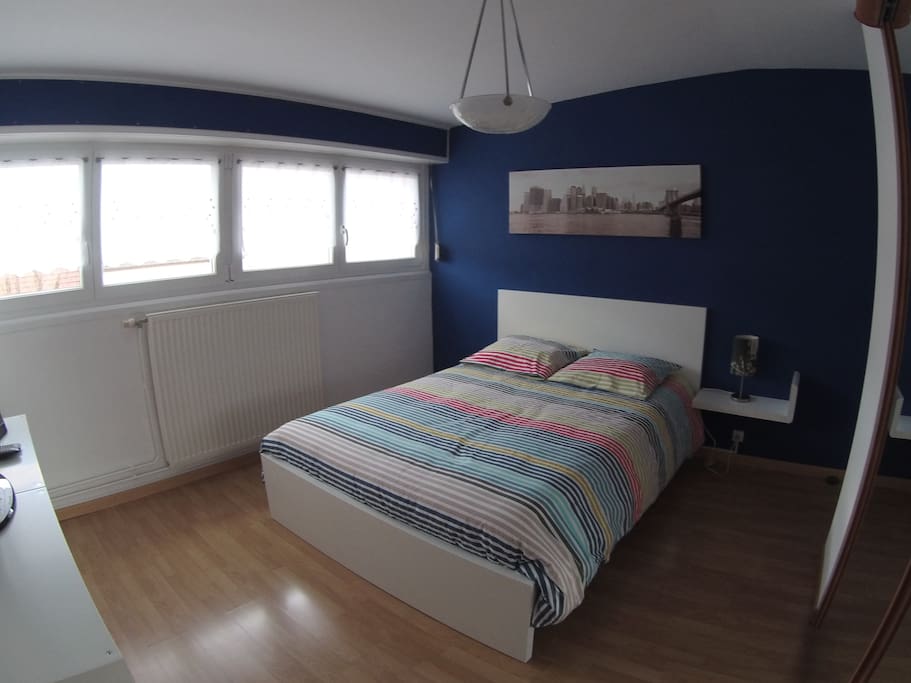 Chambre spacieuse et lumineuse